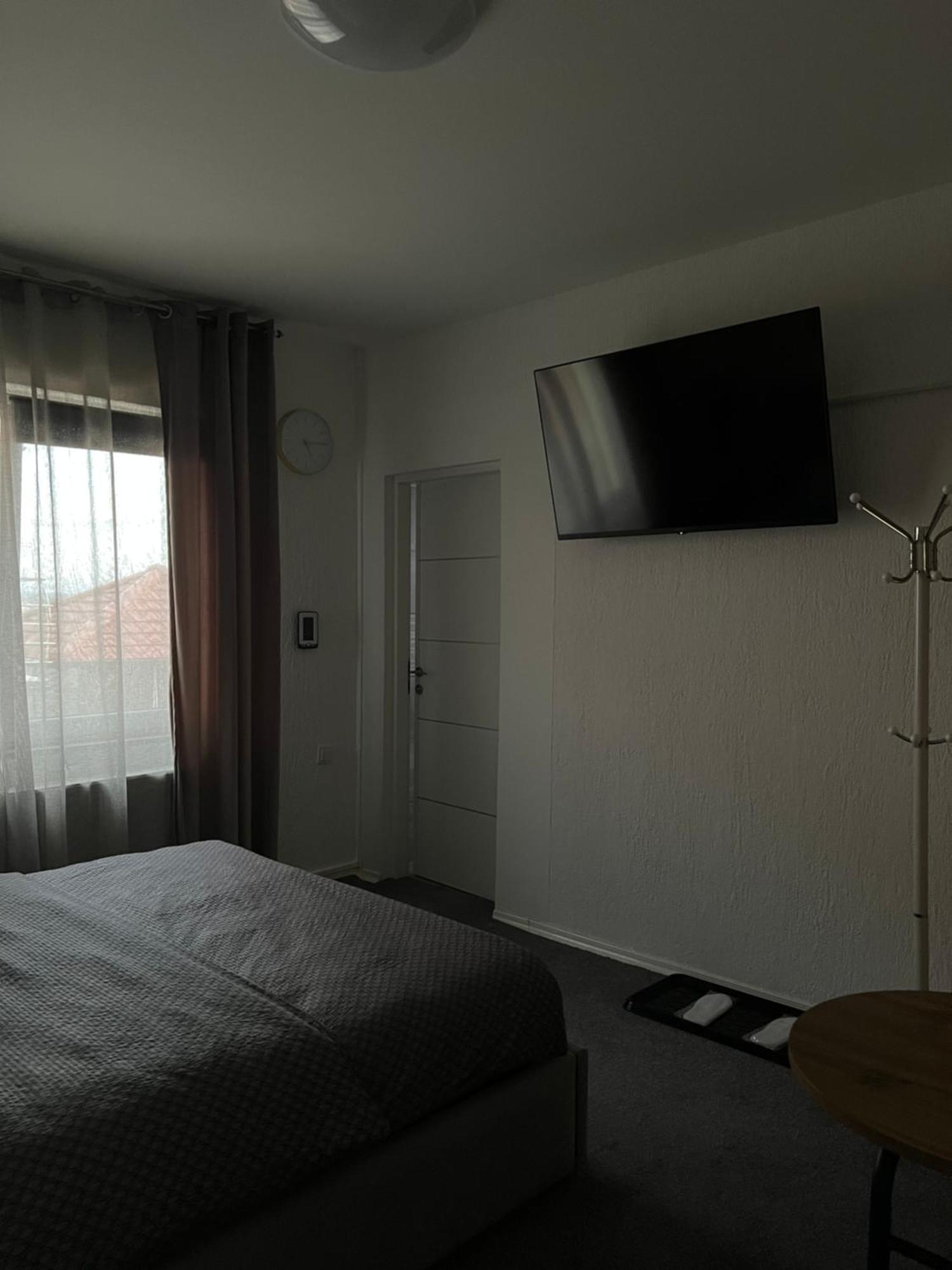 Luxrooms - Hotel Type With Private Jacuzzi Бьеловар Экстерьер фото